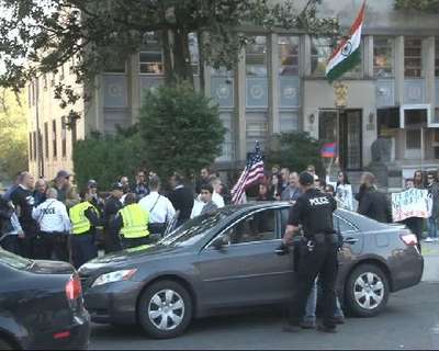 Ermeniler Washington'da Türk bayrağına saldırdı