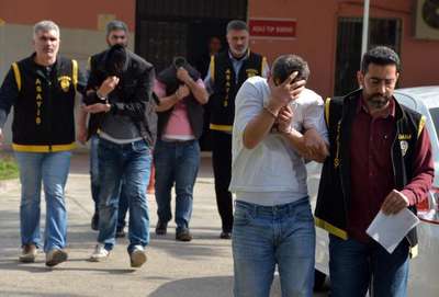 Polise kadın pazarlayınca yakalandılar