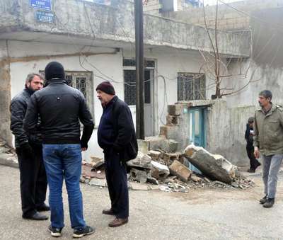 Freni boşalan minibüs, duvarı yıkıp evin bahçesine girdi