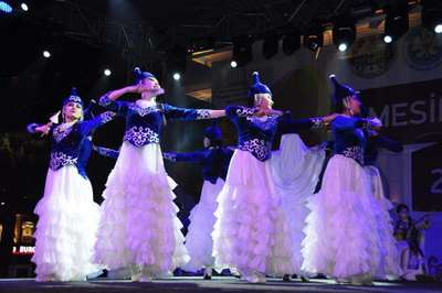 15 ülkeden dansçılar aynı sahnede