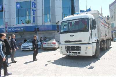 HDP'nin Iğdır adayları başkan otomobilinde