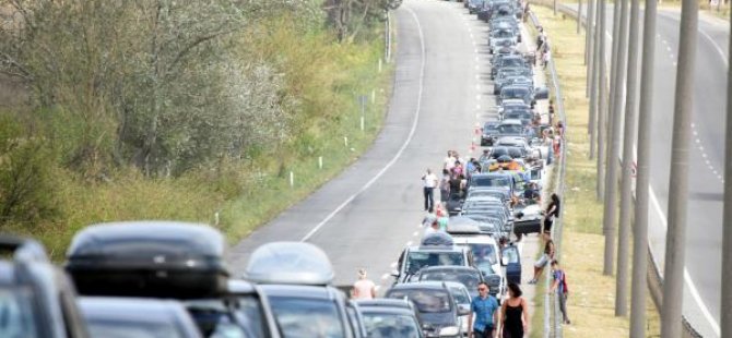 Gurbetçilerin dönüş kuyruğu gümrükten taştı