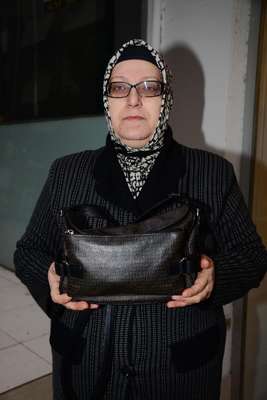 'Evde çalınır' diye yanına aldığı altınları hastanede çaldırdı
