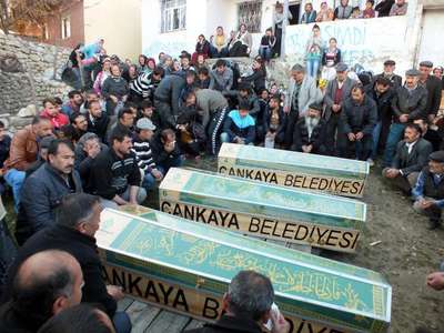 Sobadan sızan gazdan zehirlenen anne ve 2 oğlu toprağa verildi