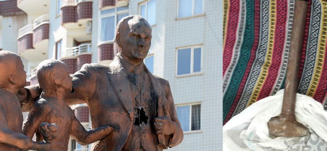 Atatürk anıtına çekiçli saldırı