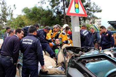 Direğe çarpan otomobilde 1'i ağır 4 yaralı