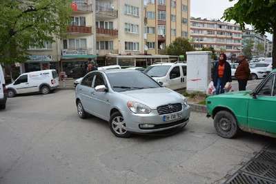 Yakalanacaklarını anlayınca sahte paralar ve otomobili bırakıp kaçtılar