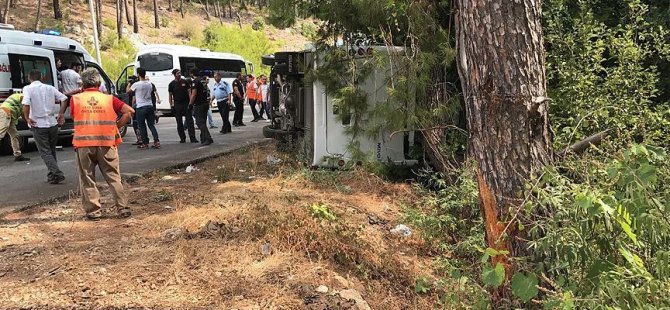 Antalya'da tur otobüsü devrildi