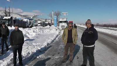 3 GÜNDÜR BEKLEYEN NAKLİYECİLERDEN TEPKİ