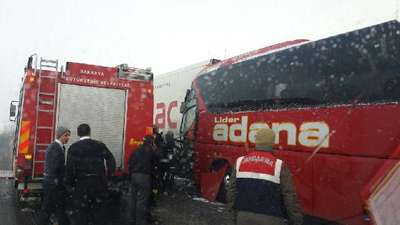 Tem'de yolcu otobüsü TIR'a arkadan çarptı: 1 ölü, 11 yaralı