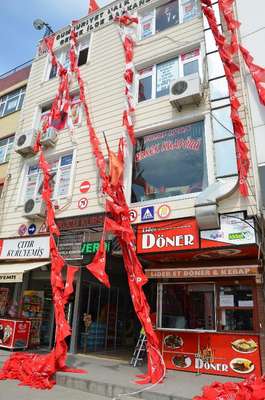 Gebze'de CHP bayraklarının ipleri kesildi