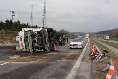 TIR kaza yaptı TEM'de 10 kilometre kuyruk oluştu