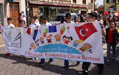 23 Nisan Ulusal Egemenlik ve Çocuk Bayramı Fransa’da caddelerde kutlandı