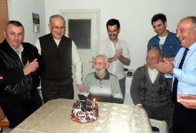 99'uncu yaşa pastalı kutlama