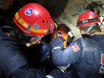 Nepal'e giden GEA arama kurtarma ekibi enkaz altından1 kişiyi sağ olarak çıkardı
