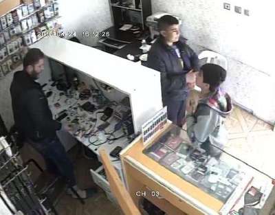 Sadaka kutusu hırsızları güvenlik kamerasında