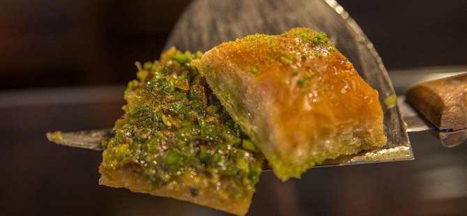 Gurbetçi esnaftan sağlıkçılara baklava