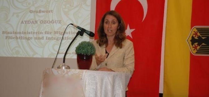 Türk kökenli bakanı 'çöpe' benzetti