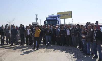 Gebze'de kamyonculardan motorin zammı protestosu