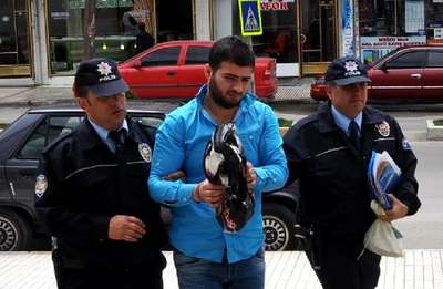 Çaldığı gömlekle aynı mağazaya ikinci defa hırsızlık yapmak için gitti