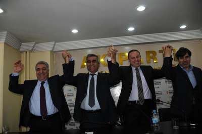 AK Parti Hakkari adayları tanıtım toplantısında partililerle buluştu