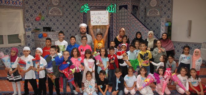 Almanya'da minikler okula dua ile başladı
