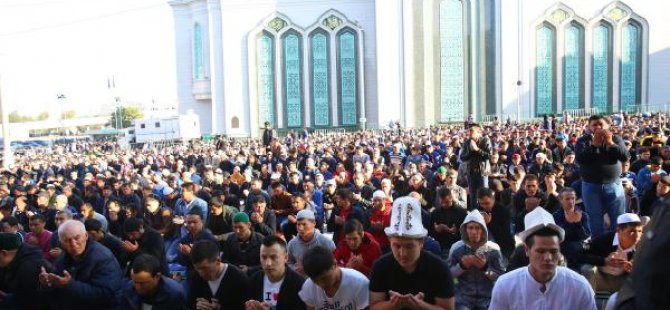 Moskova’da 100 bini aşkın Müslüman saf tuttu