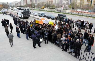 Van'da gözaltındaki polisler adliyeye sevk edeldi (2)