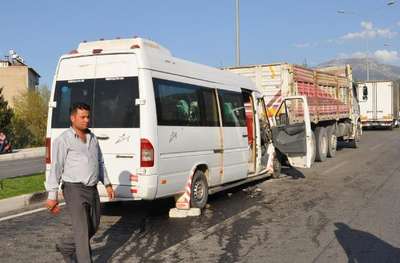 Yolcu minibüsü TIR'a arkadan çarptı: 6 yaralı