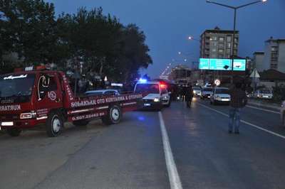 Kavşakta 2 otomobil çarpıştı: 1'i ağır 4 yaralı