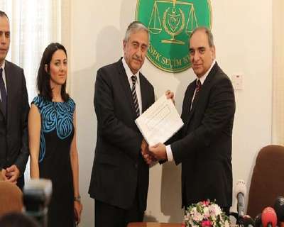 KKTC'nin yeni Cumhurbaşkanı Mustafa Akıncı mazbatasını aldı
