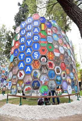 Çanakkale'de 'Barış Petekleri' sergisi