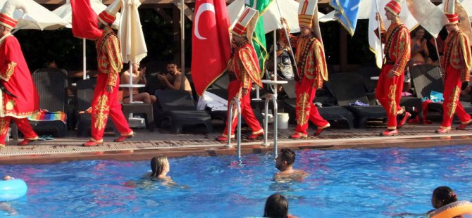Gurbetçiden Bodrum'da mehterli doğum günü