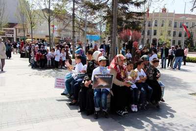 Öğrenciler, anneleriyle birlikte kitap okudu
