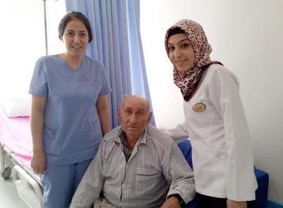 Yalnız yaşayan yaşlı adama,  sağlık çalışanları sahip çıktı
