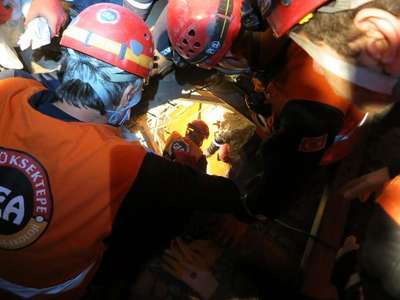 Türk arama kurtarma ekibi GEA, Nepal'de bir kişiyi enkazdan sağ çıkardı
