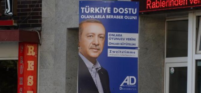 Türk partisi Erdoğan'ın 'oy' çağrısını afişlerine taşıdı
