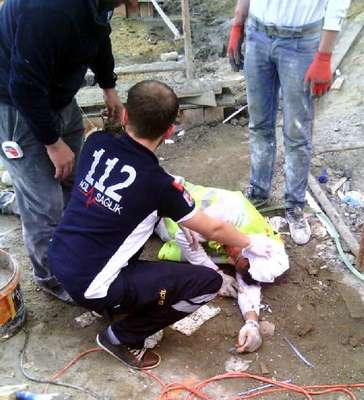 Başına kalas düşen işçiyi baret kurtardı