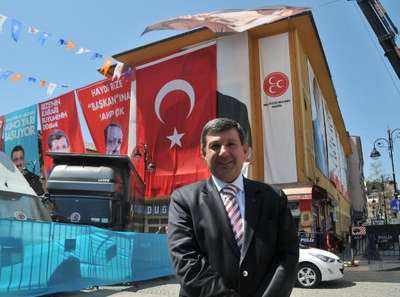 Posteri Türk bayrağı ile kapatılan MHP’li aday AK Partililere teşekkür etti