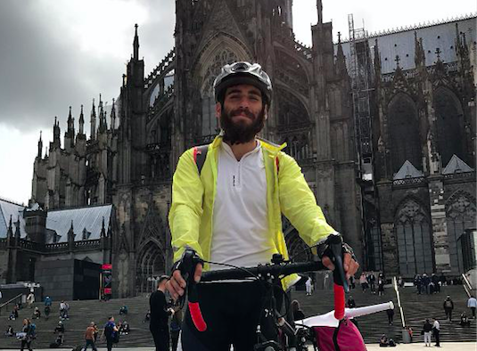 Mülteciler için Köln'e kadar pedal çevirdi