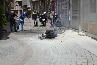 Ehliyetsiz sürücü yakalanınca motosikletini ateşe verdi