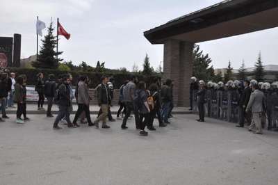Öğrencilerden kampus önünde oturma eylemi