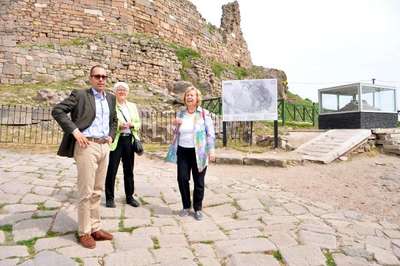 Alman Devlet Bakanı Böhmer, Bergama'ya hayran kaldı