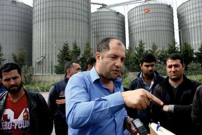 Aliağa'da kamyoncular kontak kapatıp, eylem yaptı