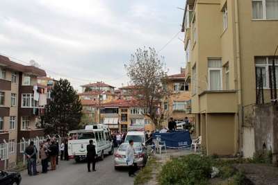 Boğazını ve bileklerini kesti, balkondan düşerek öldü