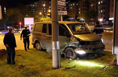 Otomobille çarpışan minibüs orta refüje çıktı