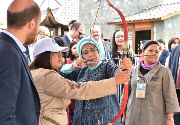 Emine Erdoğan da ok attı