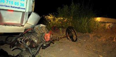 Otomobille kamyonet çarpıştı: 4 yaralı