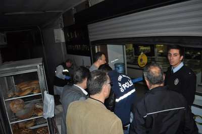 Hırsızlar kuyumcuda 10 bin TL'lik altın çaldı