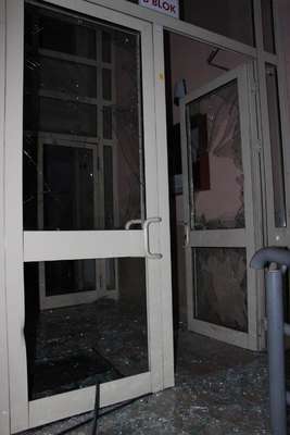Eşinin evini basıp polise bıçak çekti